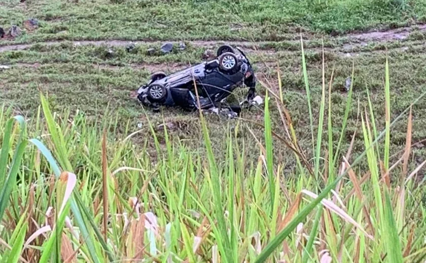 Carro despenca e capota em ribanceira no interior de Alagoas