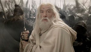 Ian McKellen, o Gandalf de Senhor dos Anéis, sofre acidente após cair do palco durante peça