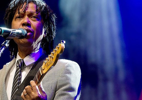 Djavan revela rotina com diagnóstico de tremor essencial