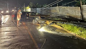 Carro colide em poste, derruba fios e deixa parte de Cruz das Almas e Jacarecica sem energia elétrica