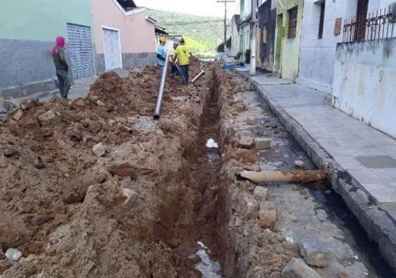 Governo e Casal renovam rede de abastecimento de água de mais de 800 casas no Sertão