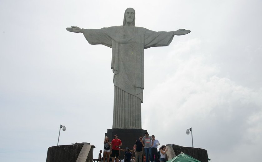 No Rio, homem derruba cruzes que lembram mortos pela covid-19