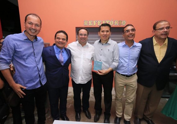 Presidente da Assembleia elogia gestão de Luciano na Educação