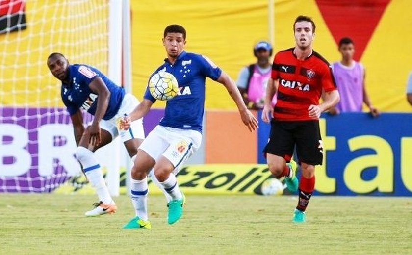 Cruzeiro anuncia dispensa do volante Denilson após cinco jogos