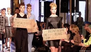Desfile em Berlim tem protesto contra Bolsonaro