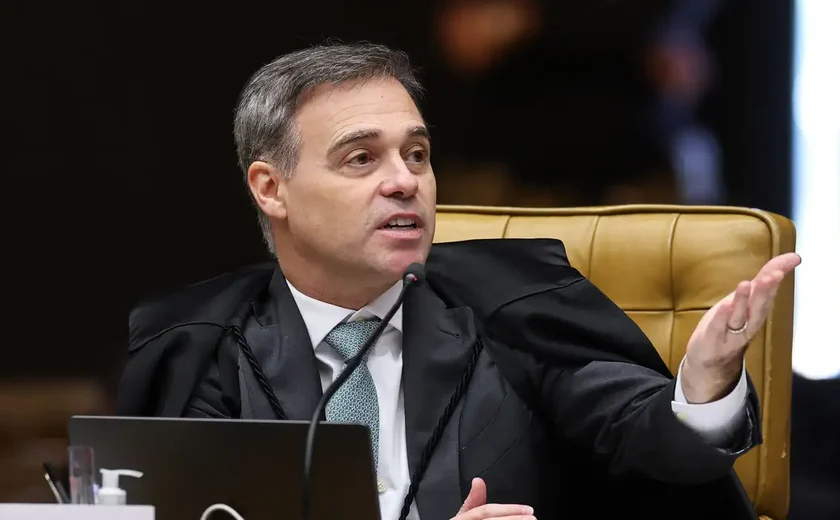 Mendonça acompanha Fachin e vota por julgamento separado de Moraes
