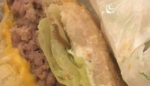 Cliente encontra larva em sanduíche de hamburgueria recém-inaugurada