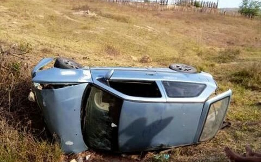 Carro capota em Igreja Nova e acidente deixa dois feridos