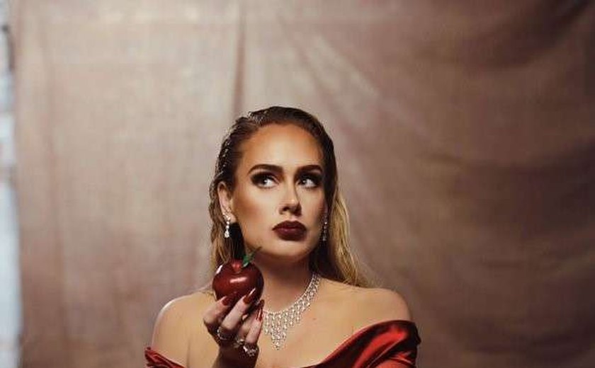 Adele aquece para clipe de 'Oh My God' com foto elegante