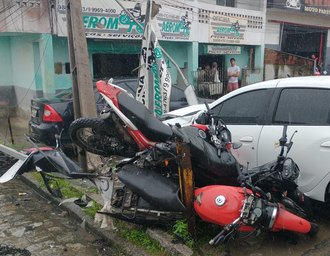 Acidente entre carro e poste é registrado em trecho da BR-104