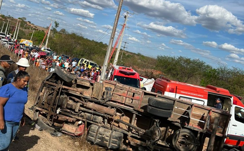 Três vítimas feridas  em acidente eram ocupantes do caminhão, diz CBM/AL