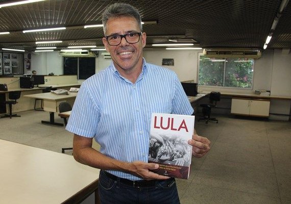 Livro com crônica de advogado alagoano sobre Lula é lançado