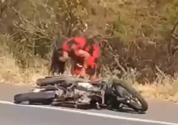 Caminhão colide em traseira de moto e deixa mulher morta e marido e filho feridos