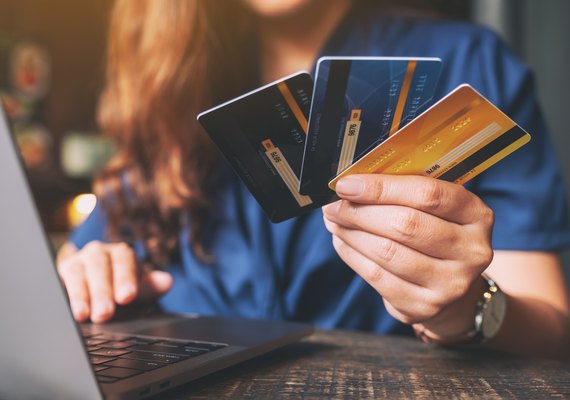 65% dos brasileiros têm mais de um cartão de crédito, mostra pesquisa da Serasa