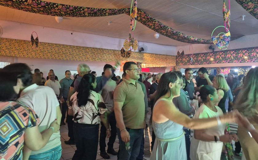 Vídeos: Baile da Chita reúne gerações e mantém viva tradição há 74 anos