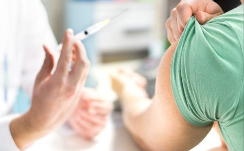 Maceió começa a vacinar trabalhadores de saúde com 40 anos nesta quarta (31)