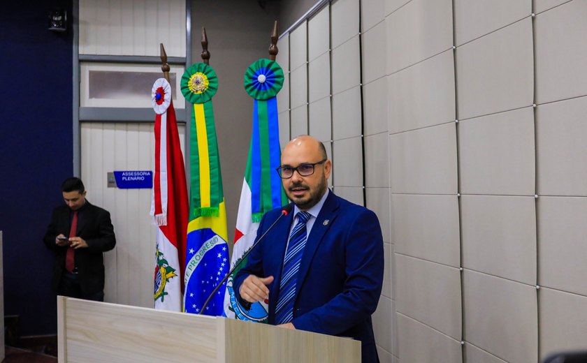 Câmara de Maceió empossa Tácio Melo para exercer o mandato de vereador
