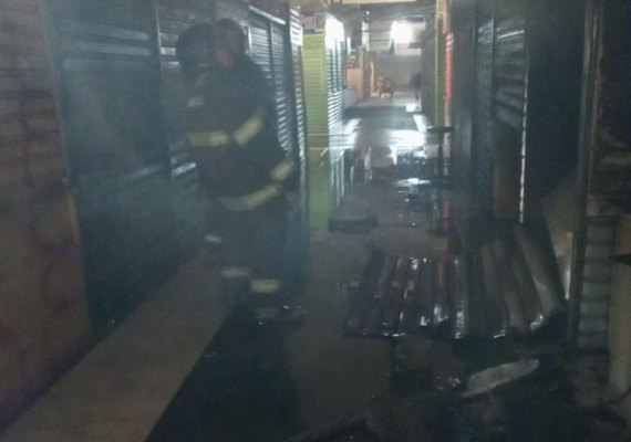 Boxes de venda de celulares pegam fogo no mercado da Produção