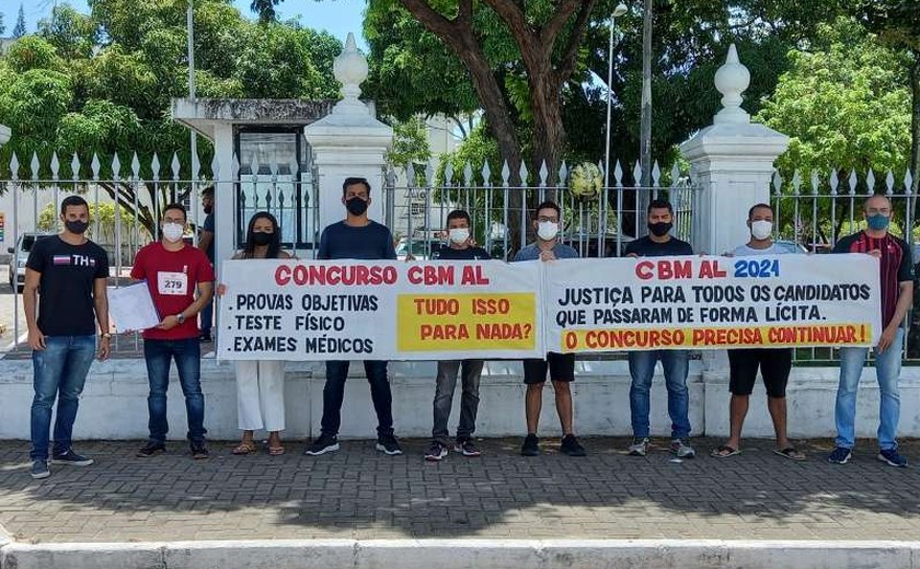 Aprovados no último concurso do Corpo de Bombeiros realizam ato em frente ao Palácio