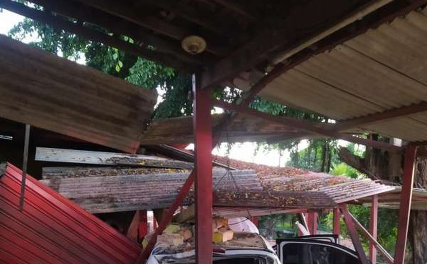 Motorista perde o controle da direção e destrói bar na Serraria