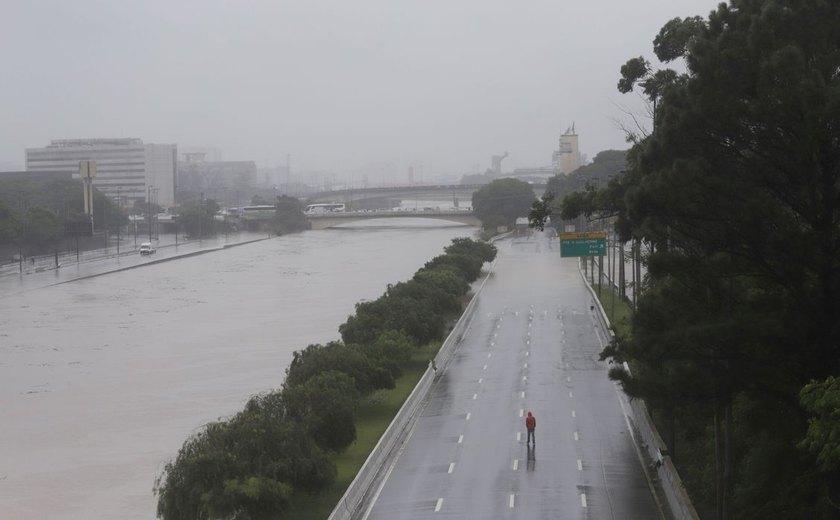 Chuva provoca desmoronamentos, alagamentos e queda de árvores em São Paulo