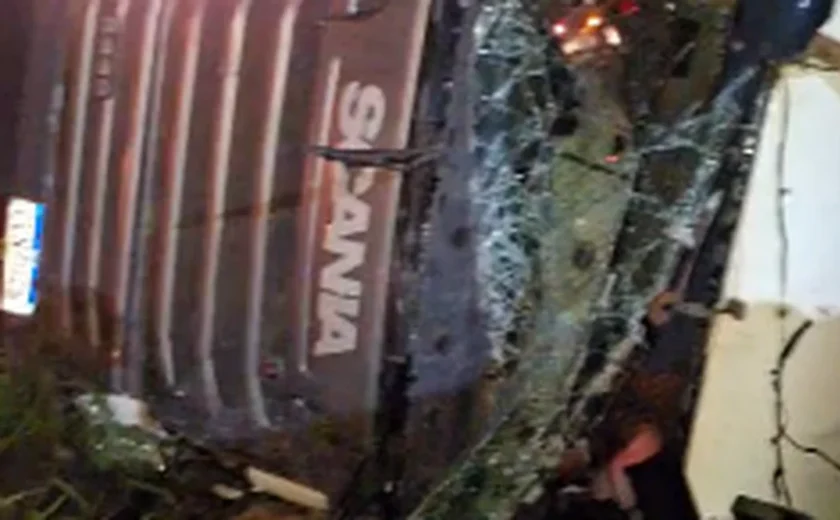 Motorista de carreta morre após veículo capotar na BR-316, em Pilar