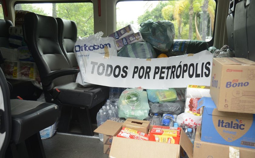 Voluntários ajudam população de Petrópolis