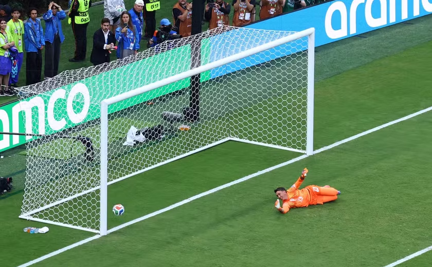 Muslera falha feio, Espanha garante primeiro lugar e elimina o Uruguai