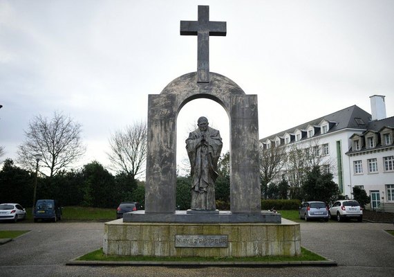 Estátua do papa João Paulo II cria discórdia em povoado francês