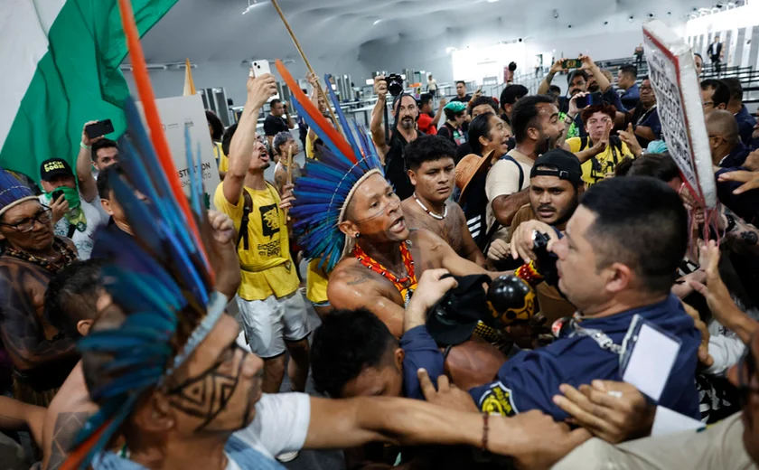 COP30: manifestantes confrontam segurança para entrar em área restrita