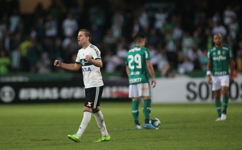 Coritiba vence Palmeiras e assume liderança provisória