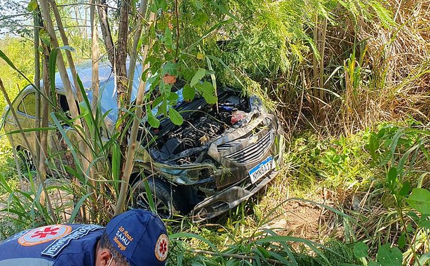 Motorista perde controle de veículo  e invade área de vegetação em Maragogi