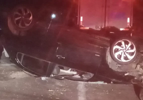 Carro capota, homem é arremessado e morre em Estrela de Alagoas