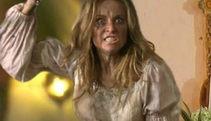 Helena sai do túmulo, invade casamento de Maria Desamparada e tenta matá-la