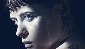 Claire Foy aparece implacável em clipe de ‘Millennium: A Garota na Teia de Aranha’