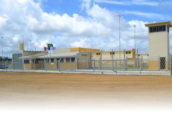Reeducando responsável por limpeza foge pela porta da frente de Presídio de Segurança Máxima