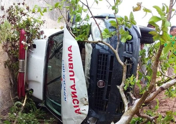 Ambulância capota em Junqueiro após condutor perder o controle