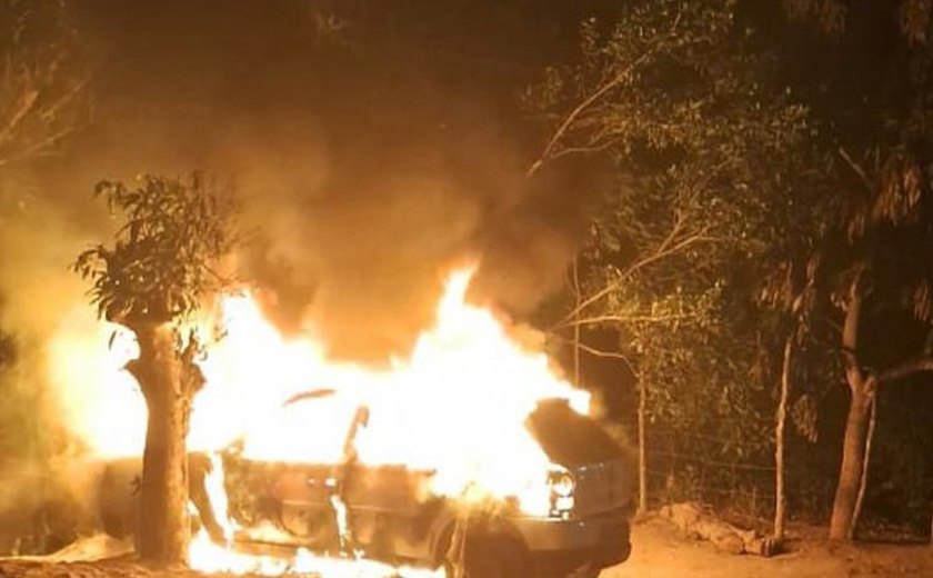 Carro pega fogo e fica totalmente destruído em Branquinha