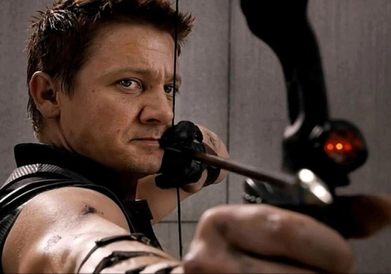 Jeremy Renner detalha recuperação após quebrar 38 ossos em acidente