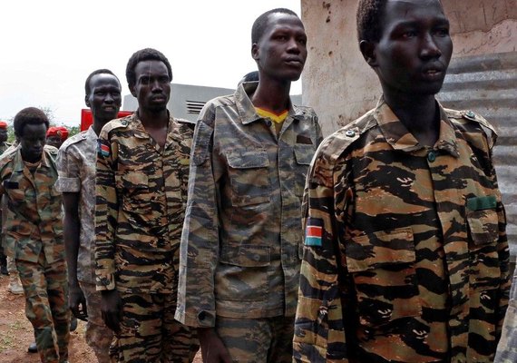 Soldados são julgados por estupro de trabalhadoras e morte de jornalista