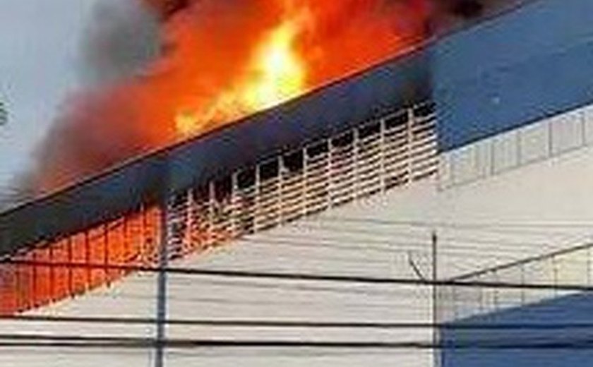 Incêndio atinge fábrica de plásticos em Guarulhos, na Grande SP