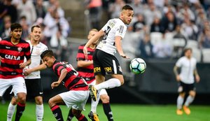 Vitória apronta em Itaquera e Corinthians perde a primeira no Brasileiro