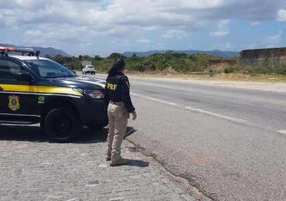 PRF percebe mãe com problemas mentais e protege criança na BR-101