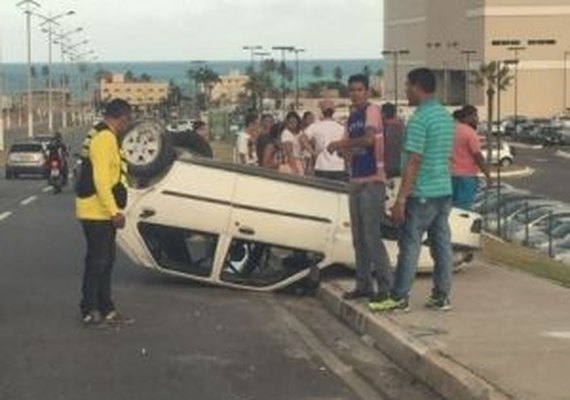 Condutor perde o controle na Josefa de Melo e carro capota ao lado de shopping