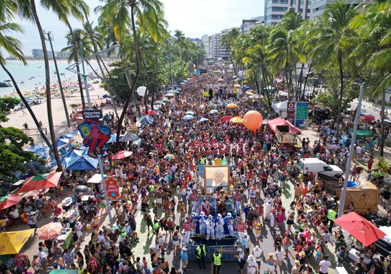 Vídeo: maior bloco de Alagoas reúne milhares de foliões na orla de Maceió