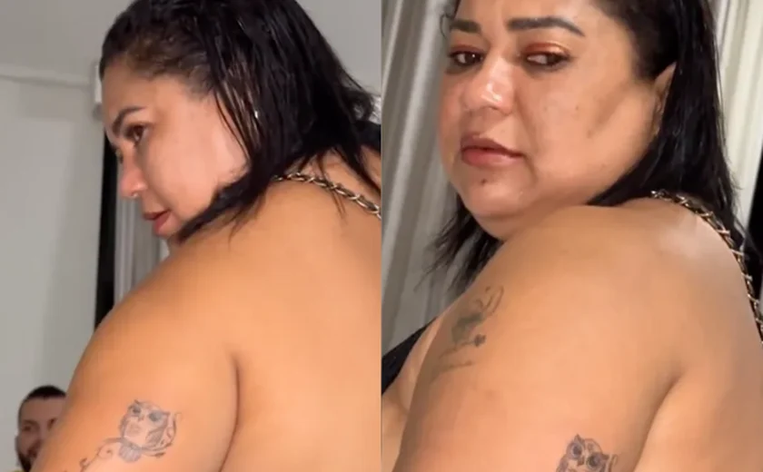 Influencer alagoana faz tatuagem durante Farofa da Gkay e amigos notam falta de letra em frase