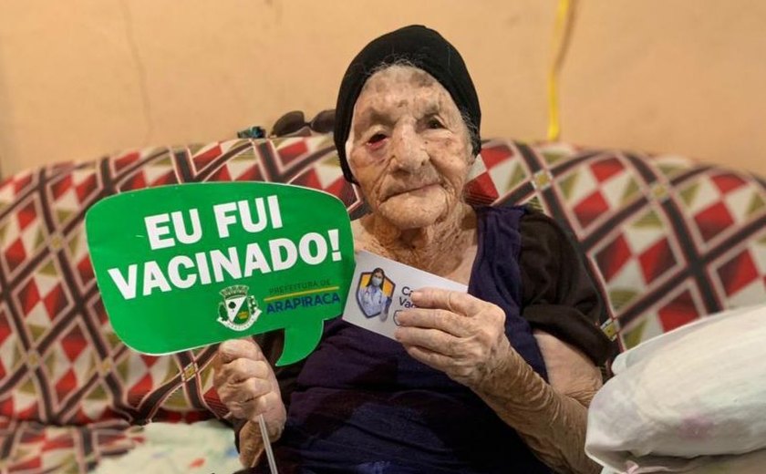 Moradora de 113 anos recebe dose da vacina contra a Covid-19 em Arapiraca