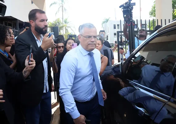Defesa de Bolsonaro diz que tornozeleira humilha e nega plano de fuga
