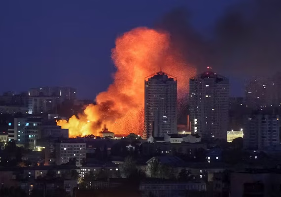 Ao menos um morto e 26 feridos em ataque noturno da Rússia em Kiev