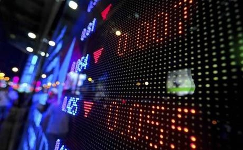 Ibovespa tem leve alta e renova recorde pela terceira sessão